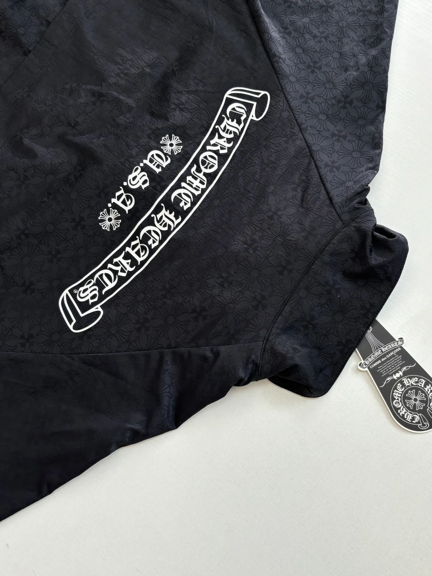 P650 Chrome Hearts*/Chrome Hearts 25Fw new all-over printed dark pattern zipper jacket Customized phantom floral silk woven fabric with excellent texture, comfortable and close to the skin, with obsidian black as the main tone, like star trails under the night, encountering the CH pattern covering the body, derived from the brand's profound cultural heritage, quietly emerging in a looming manner, dark pattern aesthetics, rebellious compatibility, low-key edge, full of recognition Interpretation of unparalleled fashion style, casual sophistication, making every touch a ceremonial experience. Process 1: Fabric jacquard technology. By weaving the full CH dark jacquard texture technology on the surface of the fabric, controlling the interweaving of warp and weft lines, precisely controlling the interweaving density and tension of the yarn to make it more three-dimensional. Process 2: Using glue printing. The printing has been modified three times with the film screen. Use glue liquid paint to print the pattern on the fabric. Bake the fabric to fix the printing pattern. Technique 3: Infrared positioning cutting machine. The precise positioning of materials is achieved through infrared emitters and infrared receivers. The accuracy can reach the micron level, thereby meeting the effect of high-precision cutting of alignment and striping. Process 4: The fabrics are washed and have a better hand feel and texture. They are not easy to deform, not easy to shrink, not easy to fade, and maintain long-term beauty. Size: S/M/L/XL